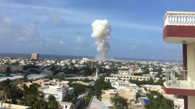 تفجيرين انتحاريين في العاصمة الصومالية مقديشو وأحد منفذي الهجوم (عضو برلمان سابق)