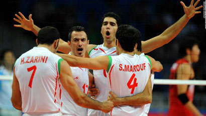 فريق إيراني يعتذر لمصافحته امرأة علناً