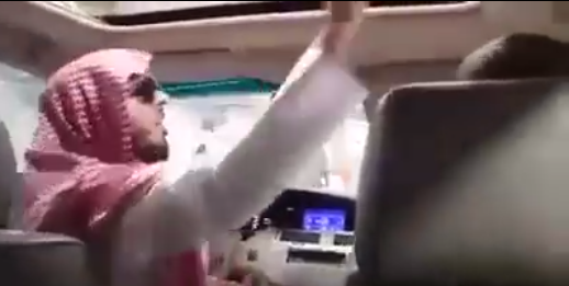 بالفيديو: احد امراء آل سعود يرمي الجمرات من داخل سيارته !!