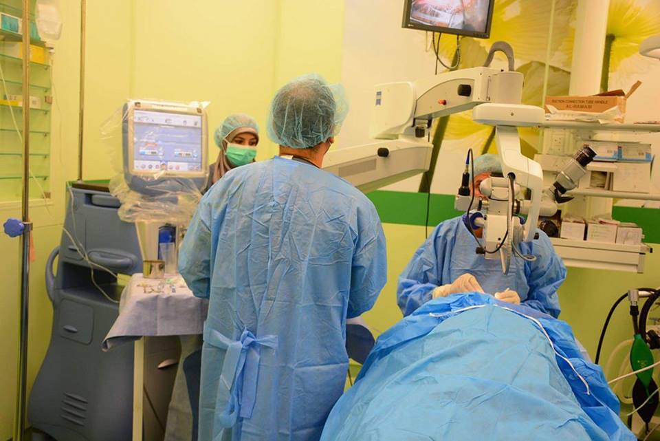 أول عملية جراحية ناجحة في كربلاء لسحب الماء الأبيض من عين مريض بغدادي سبعيني بإستخدام جهاز (الفاكو)