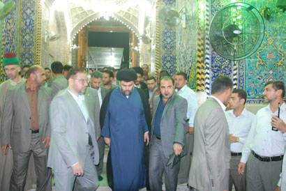 كربلاء :زعيم التيار الصدري السيد مقتدى الصدر يزور مرقد الامام الحسين (مصور)
