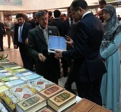 بالصور:سليم الجبوري ونواب عراقيون يحضرون معرض للكتاب خاص بالعتبة الحسينية داخل مبنى البرلمان