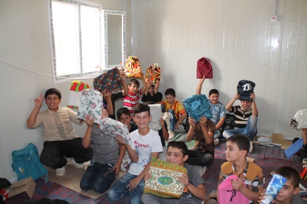 بالصور: جمعية الامل تقوم بتقديم المساعدات لمدرسة للنازحين على طريق يا حسين