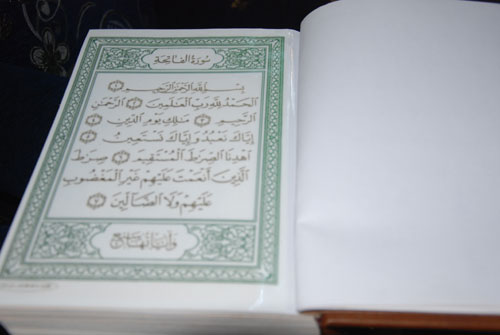 ايرانيون يقدمون مصحفا شريفا خطه 1000 شخص لمرقد الامام الحسين (مصور)