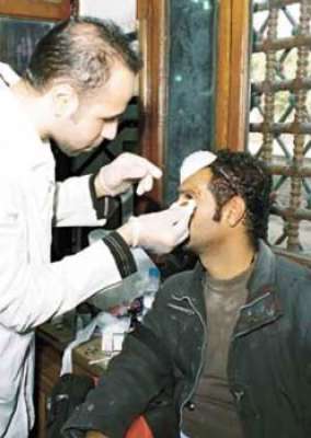 طبيب جزائري ينصب خيمته بميدان التحرير في مصر ويجري عمليات جراحية للمصابين