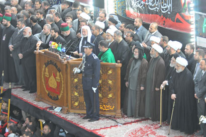 مسؤولون من محافظة الانبار يشاركون في مراسيم استبدال راية الامام الحسين الى السوداء بالصحن الحسيني (مصور)