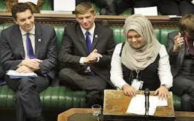 أول محجبة تلقي كلمة في البرلمان البريطاني