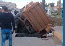 خسف كبير في احد شوارع بغداد الرئيسة بعد مرور شاحنة عليه