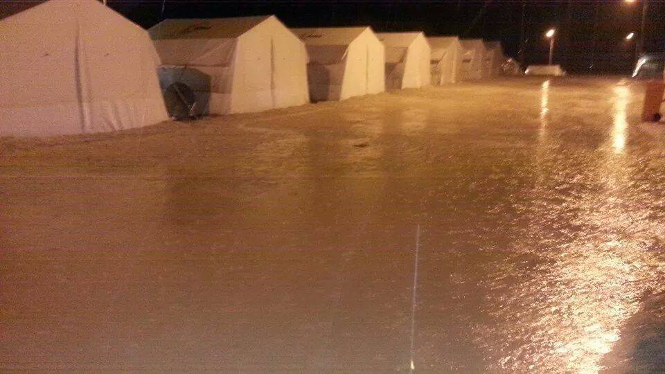 بالصور :الامطار تحول مخيمات النازحين بدهوك الى بحيرات