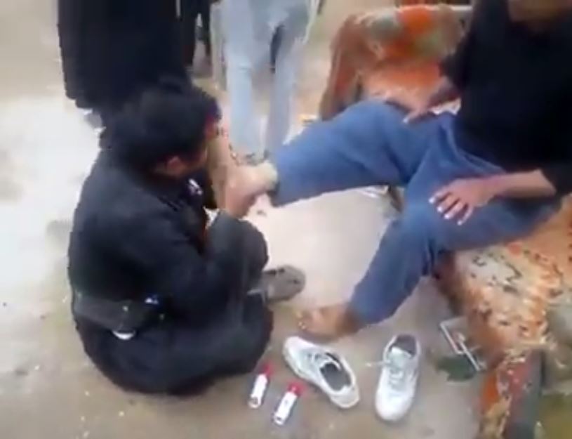 بالفيديو: يقبل أقدام الزائرين ثم يدلكها حبا وكرامة للحسين (ع)