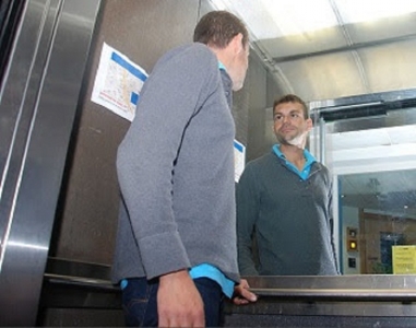 لماذا توضع المرايات داخل المصاعد وما هى الفكرة من ذلك؟