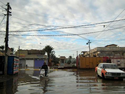 جمعية الهلال الاحمر فرع واسط تقدم مساعدات انسانية لقرية تهدمت بيوتها بسبب الامطار