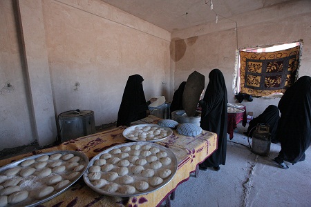 نساء عراقيات يصنعن الخبز لزوار الامام الحسين في ذكرى اربعينيته في كربلاء المقدسة