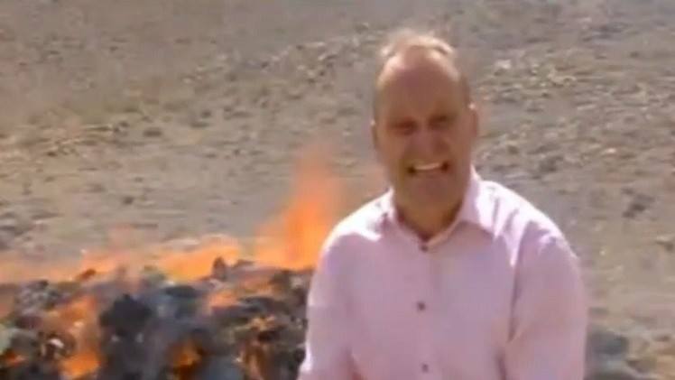 بالفيديو || مراسل يعجز عن قراءة تقرير بسبب استنشاقه الحشيش والافيون المحترق