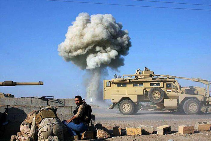 عاجل :شاهد بالصورة منطاد من طائرة (هليكوبتر) أمريكية يحمل العتاد والذخائر للمجاميع الإرهابية في يثرب وتل الذهب