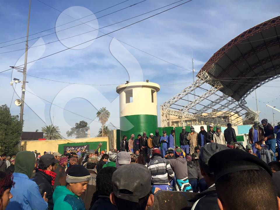 بالصور: عمال النظافة في كربلاء يفرغون نفاياتهم امام مبنى المحافظة واحياء تشكو تراكم النفايات