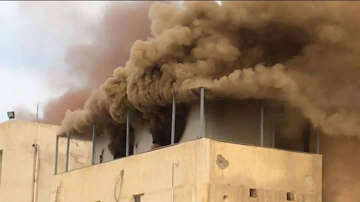 بالفيديو: اندلاع حريق في جامعة الكوفة والدفاع المدني ينقذ عشرات الطالبات