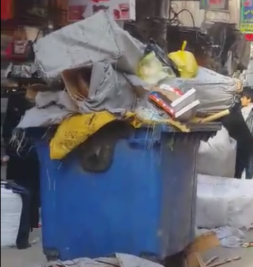 بالفيديو: شارع الامام علي (ع) وسط كربلاء يعاني من تراكم النفايات