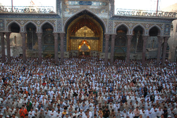 الجموع المؤمنة تؤدي مراسيم صلاة العيد وخطيبها يطالب رئيس الوزراء بعدم التوقيع على المعاهدة الامنية