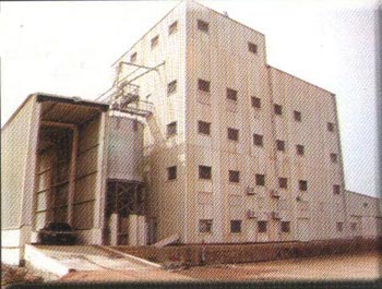 عشرات سيارات الحمل تزدحم أمام سايلو كربلاء بانتظار تفريغ حمولتها منذ خمسة ايام