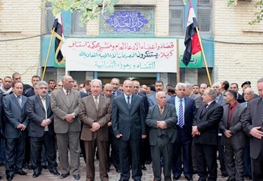 القضاة في كربلاء  يتجمعون امام مبنى المحكمة منددين بتصريحات احد النواب ضد رئيس السلطة القضائية بالعراق