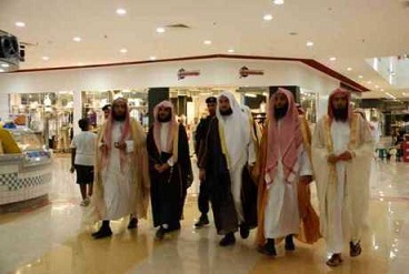 سعوديون يسخرون من هيئة دينية لأغلاقها معرضا للديناصورات بالدمام