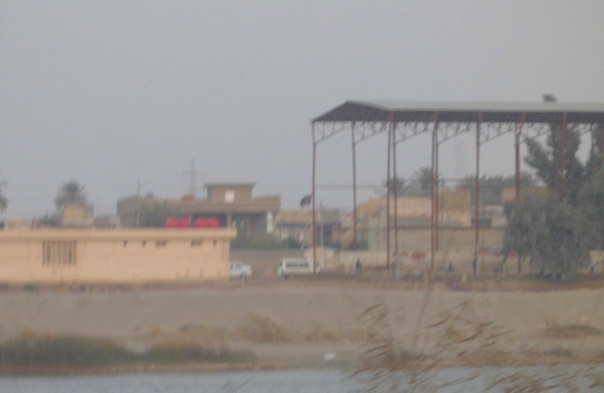 بالصور :مشروع صالة رياضية مغلقة  في كربلاء بقيمة 90 مليون دينار  نفذ بطريقة هزيلة وعبارة عن (علوة مخضر )