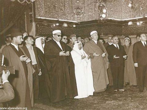 من الارشيف :أمير البحرين عيسى ال خليفة في حرم الأمام الكاظم (ع) عام 1968 .