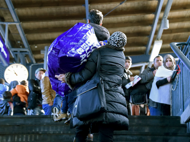 السويد ستطرد حوالي 80 ألف طالب لجوء