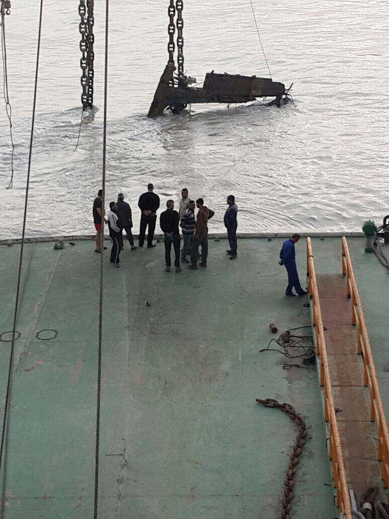 بالصور: العراق ينتشل أخطر قطعة بحرية غارقة كانت تهدد سلامة الملاحة