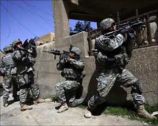 عمر توفيق جندي عراقي يقتل 4 جنود أمريکيين تحرشوا بفتاة في الفلوجة