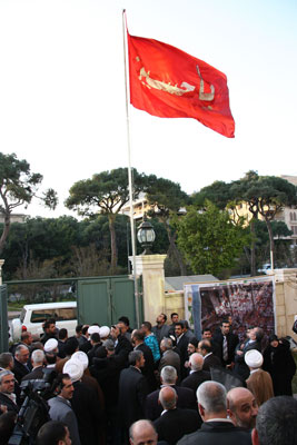 الراية الحمراء لقبة الامام الحسين عليه السلام تعتلي سماء بيروت(مصور)