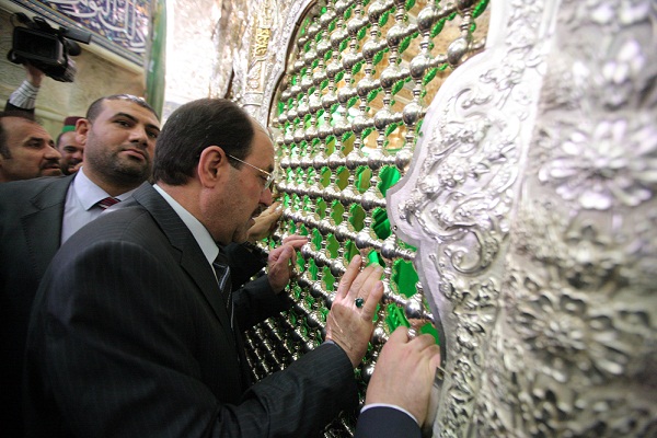 صور حصرية لزيارة المالكي لمرقد الامام الحسين واطلاعه على شباك الضريح الجديد