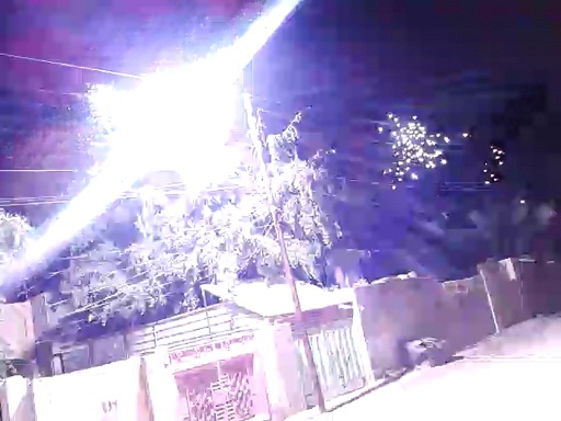 أسلاك التيار الكهربائي تشتعل بالنيران وتهدد حياة المواطنين في كربلاء (مصور)