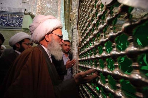 المرجع الشيخ بشير النجفي يزور مرقد الامام الحسين ويطلع على شباك المرقد الجديد(مصور)
