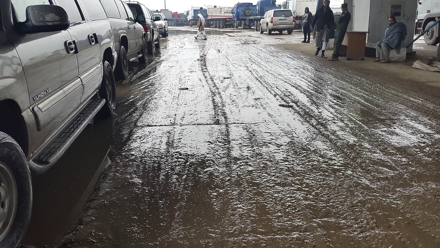 بالصور :منفذ سفوان الحدودي في يوم ممطر بمدينة غنية بالنفط