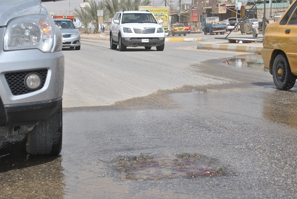 طفح المجاري في الشارع الفاصل بين حي الموظفين وشهداء الموظفين (مصور)