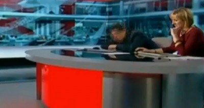 مذيع الأخبار نائم على الهواء مباشرة+صورة