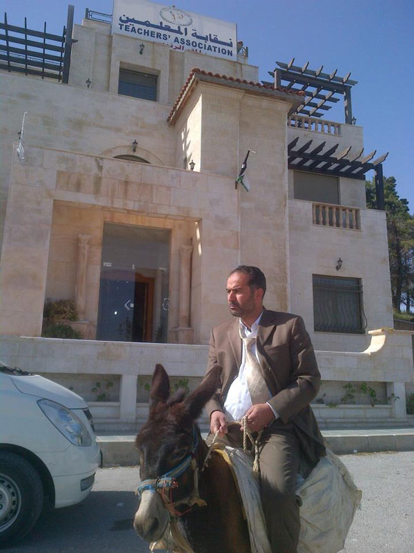 بعد اتهامه باستخدام سيارة حكومية لتسيير أعماله:اشترى حمارا والحكومة تكفلت بالحشيش +صوره