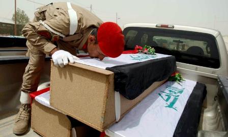 تشييع رسمي للجنود العراقيين الخمسة الذين قتلوا في الانبار وذوي الضحايا يريدون القصاص من الجناة