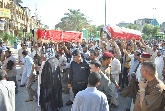 في كربلاء تشييع مهيب للجنود المغدورين بالأنبار، وذوي الشهداء : لو كان قتل اولادنا فيه استقرار للبلد فنحن واولادنا فداء للعراق(مصور)