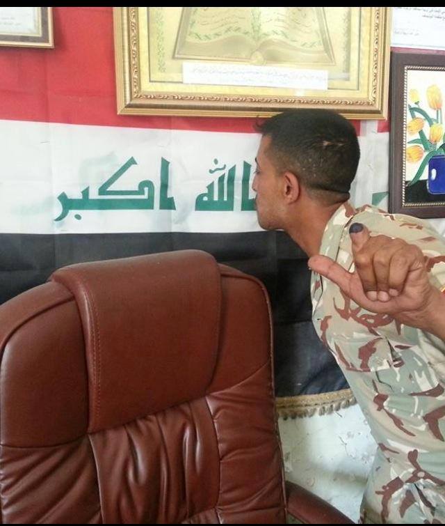 بالصورة: جندي عراقي يصوت باصبع مبتور بانتخابات العراق الخاصة بالاجهزة الامنية