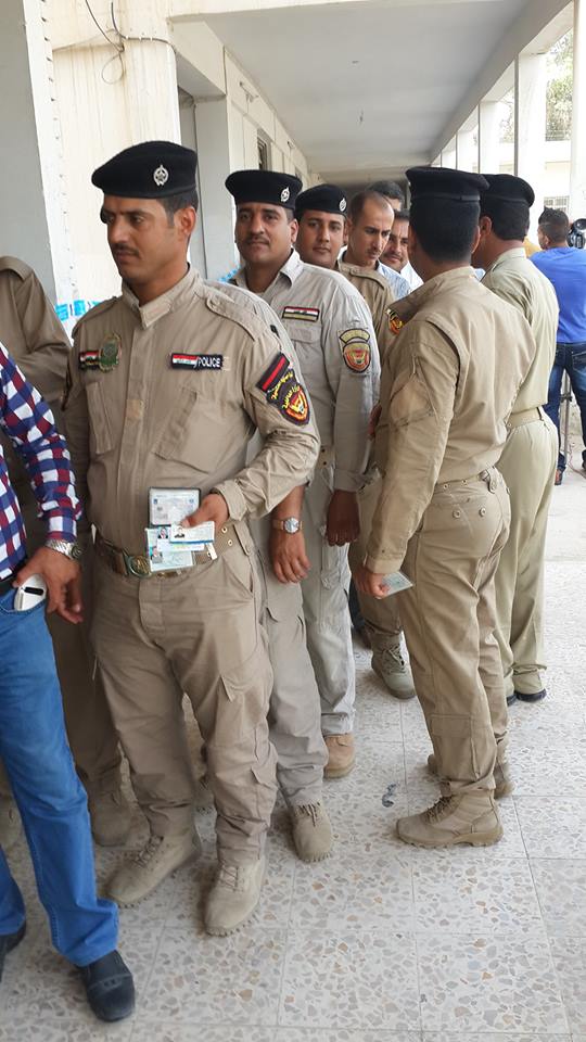 بالصور:اكثر من 27 الف عنصر امني شارك في التصويت الخاص لاختيار البرلمان العراقي القادم بالنجف