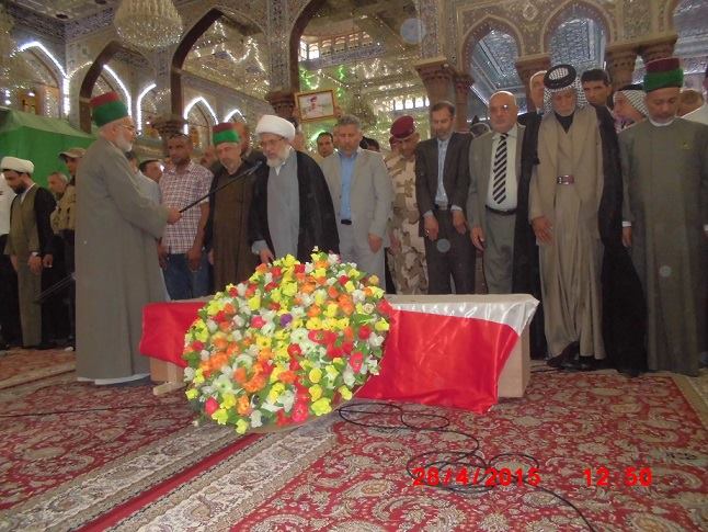 بالصور: ممثل المرجعية الدينية العليا يصلي على جثمان قائد الفرقة الاولى