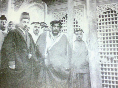 صورة نادرة لامير الكويت الراحل سالم الصباح و الشيخ جابر الصباح عند مرقد  الامام الحسين بكربلاء