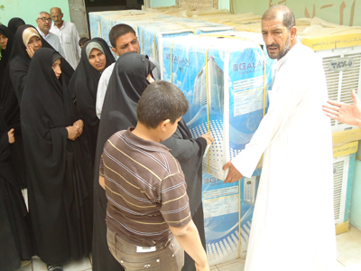 ايتام ومتعففي كربلاء يحصلون على مبردات هواء ومراوح (مصور)