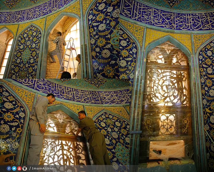 بالصورة :تبديل شبابيك القبة المشرفة لمرقد أمير المؤمنين علي بن ابي طالب عليه السلام