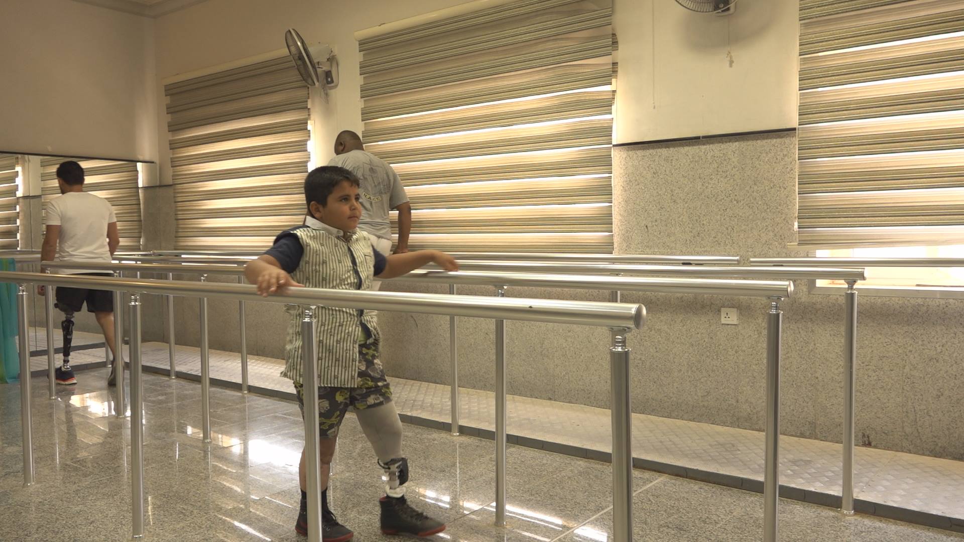 طفل من الأنبار يحظى ببركات الامام الحسين واهتمام المرجعية ويعود لممارسة المشي بعد ان فقد ساقه