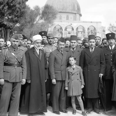 الملك فيصل الثاني  في زيارة إلى المسجد الأقصى وقبة الصخرة في القدس 1943