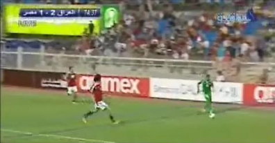 الحكم الرابع السعودي يتصرف كشرطي ويمسك مدير المنتخب العراقي من قميصه ويطرده